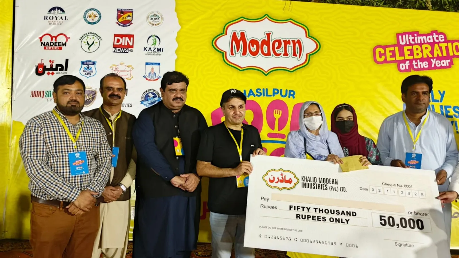 Frank Khalid presenting the first prize of PKR 50,000 at AWKF Pakistan Food Festival 2025.